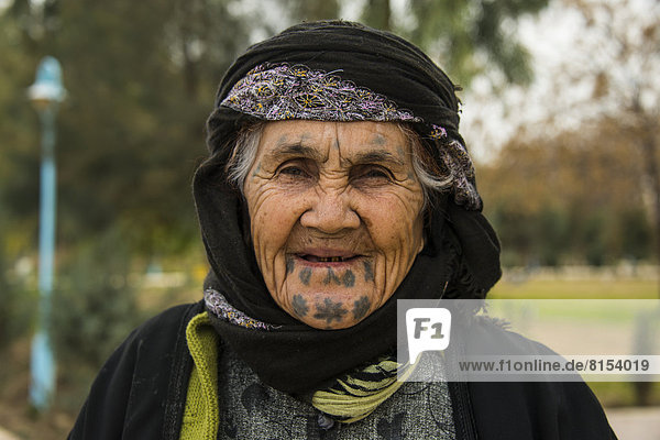 Syrisch-orthodoxe Kurdin mit Tätowierungen auf ihrem Gesicht