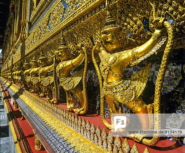 Vergoldete Garuda  vogelähnliche Fabelwesen  Wat Phra Kaeo Tempel  Königspalast