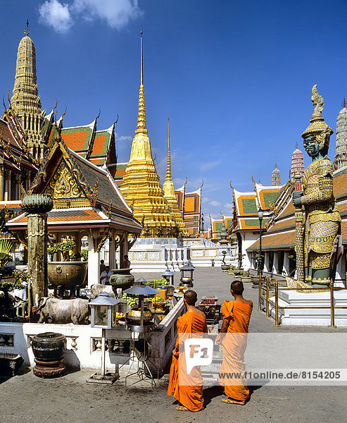 Opfergaben im Innenhof des Wat Phra Kaeo Tempels  Königspalast  Mönche