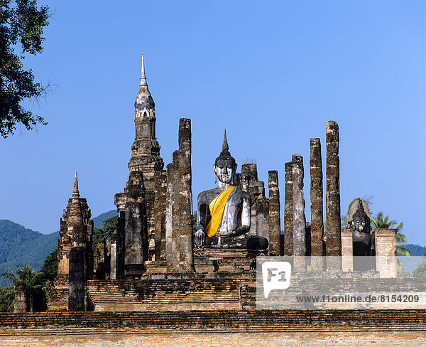 Sitzender Buddha im Wat Mahathat  Tempel-Ruinen  Säulen  Chedi  Geschichtspark Sukhothai