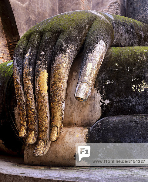 Mit Blattgold verzierte Hand der Buddhastatue Phra Achana  Wat Si Chum  Geschichtspark Sukhothai