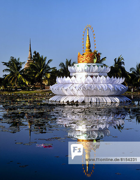 Loi Krathong Fest  Riesen-Krathong im Lotusteich  Chedi des Wat Sra Si  Geschichtspark Sukhothai