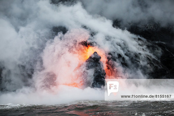 Pu?u ???? Vulkan  Vulkanausbruch  Lavastrom  glühende heiße Lava fließt in den Pazifischen Ozean