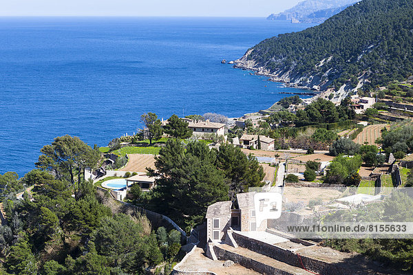 Spanien  Mallorca  Blick auf die Finca in Terrassen bei Banyalbufar nahe der Serra de Tramuntana