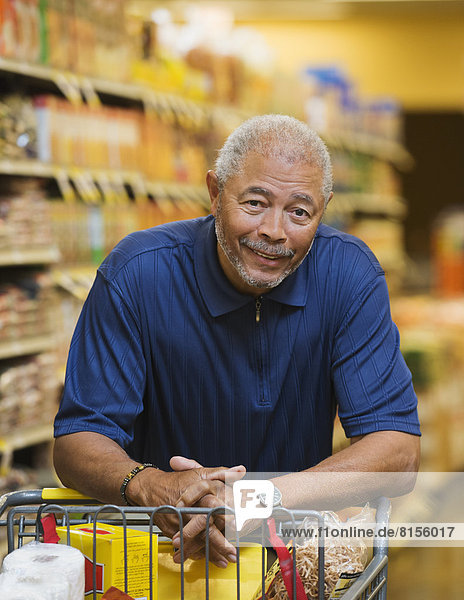 Mann  lächeln  Lebensmittelladen  Laden  amerikanisch