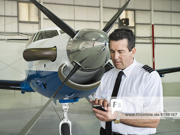 benutzen  Europäer  Hangar  Telefon  Pilot  Handy