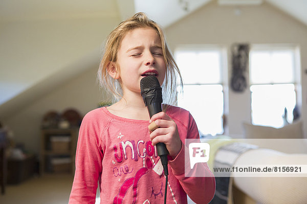Interior  zu Hause  Europäer  Gesang  Mädchen  Karaoke