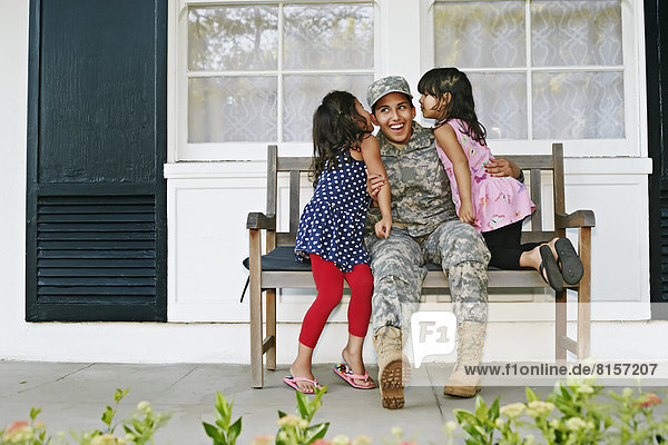 Soldat  Veranda  Tochter  Mutter - Mensch