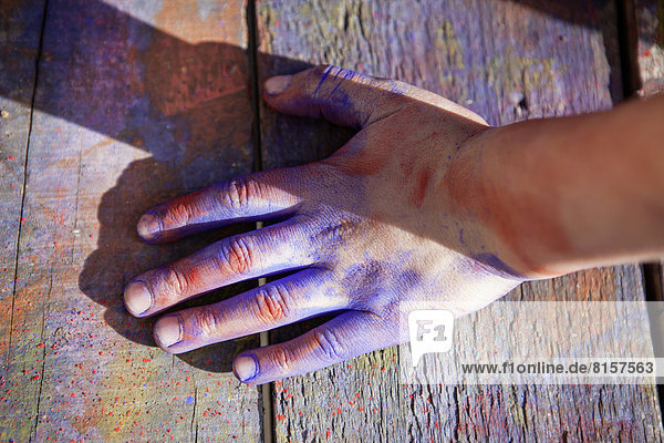 Deutschland  Nordrhein-Westfalen  Köln  Menschenhand mit Farbe bedeckt  Nahaufnahme
