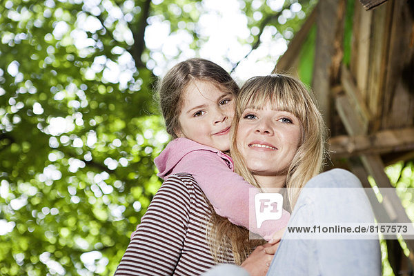 Deutschland  Nordrhein-Westfalen  Köln  Mutter und Tochter umarmen sich  lächelnd