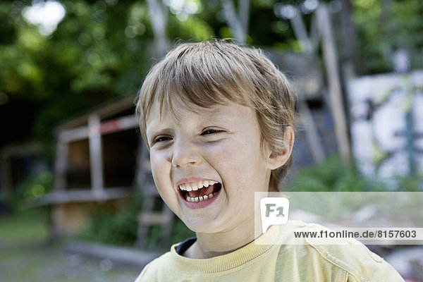 Deutschland  Nordrhein-Westfalen  Köln  Junge auf dem Spielplatz  lächelnd