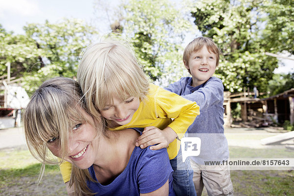 Deutschland  Köln  Mutter spielt mit Kindern auf dem Spielplatz