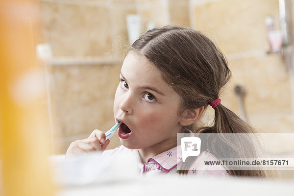 Deutschland  Nordrhein-Westfalen    Mädchen beim Zähneputzen im Bad