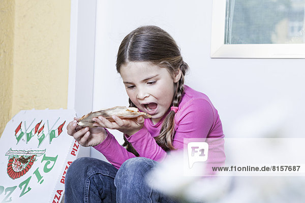 Deutschland  Nordrhein-Westfalen  Köln  Mädchen essen Pizza