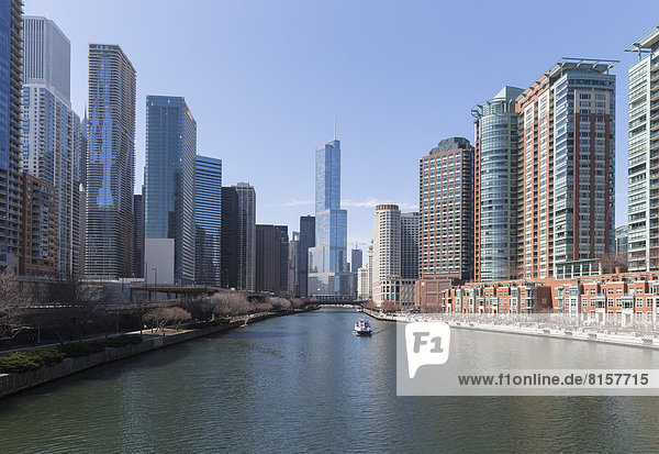 Vereinigte Staaten  Illinois  Chicago  Blick auf Ausflugsschiff auf dem Chicago River