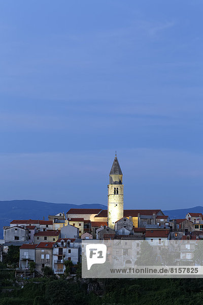 Kroatien  Krk  Blick auf die Altstadt von Vrbnik