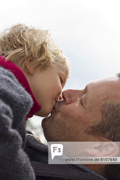 Deutschland  Kiel  Vater küsst ihre Tochter  Nahaufnahme