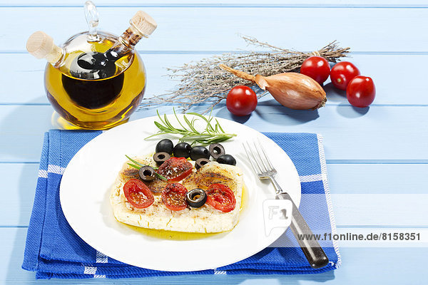 Feta  Tomaten  Oliven und Rosmarin im Teller mit Gabel