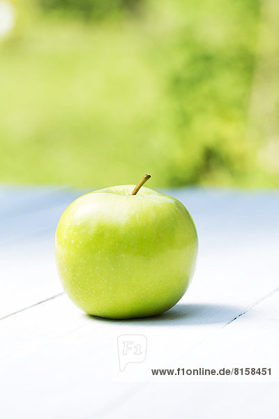 Grüner Apfel auf dem Tisch  Nahaufnahme