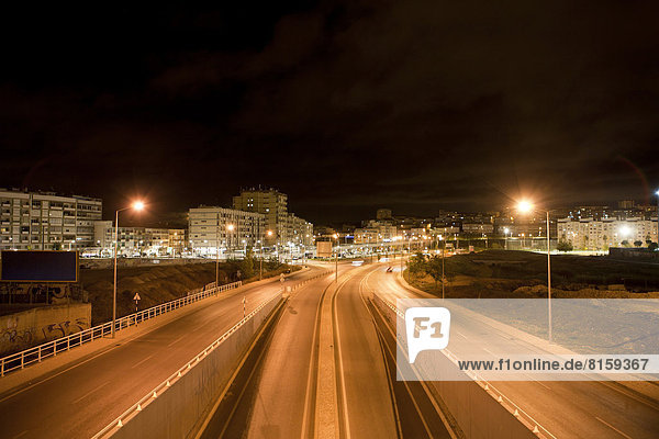 Portugal  Lissabon  Blick auf die städtische Straße bei Nacht