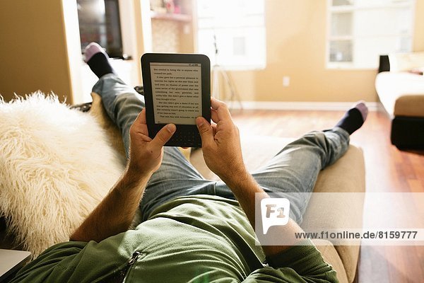 E-Book  Elektronisches Buch  Mann  Couch  Entspannung  vorlesen