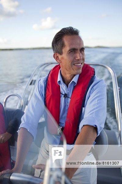 Mann  lächeln  fahren  Motorboot