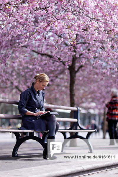 Frau sitzend auf Bank im park
