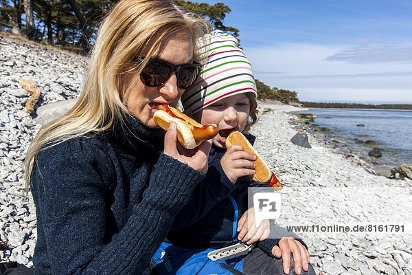 Hot Dog Hot Dogs Strand Sohn essen essend isst Mutter - Mensch