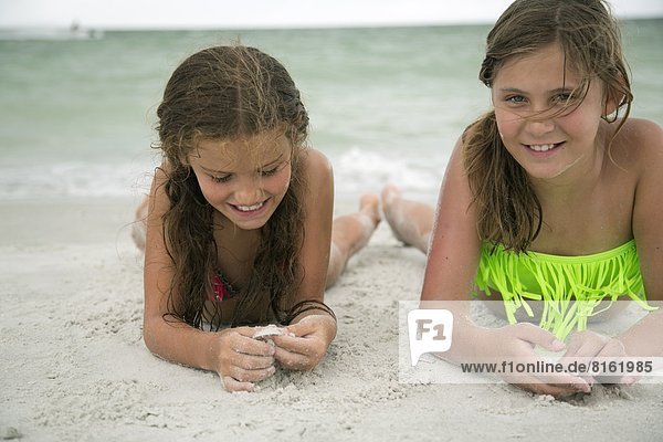 liegend liegen liegt liegendes liegender liegende daliegen Strand 2 Mädchen