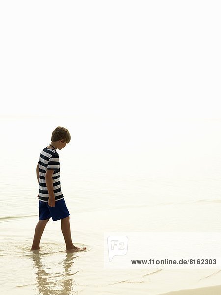 Boy Wandern am Strand