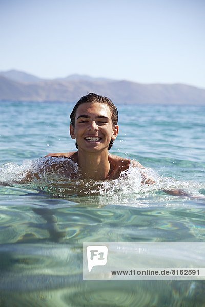 Jugendlicher lächeln Junge - Person baden Meer