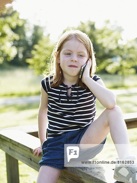 Außenaufnahme  sprechen  Telefon  Mädchen  Handy  freie Natur