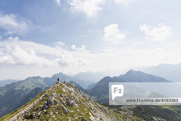 Deutschland Bayern Ammergauer Alpen Blick auf Wanderer auf Gratwanderung zur Ammergauer Hochplatte