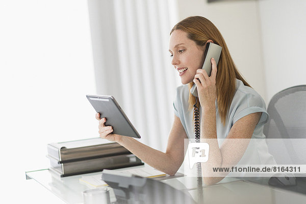 benutzen  Frau  Computer  Büro  Telefon  Tablet PC  Business