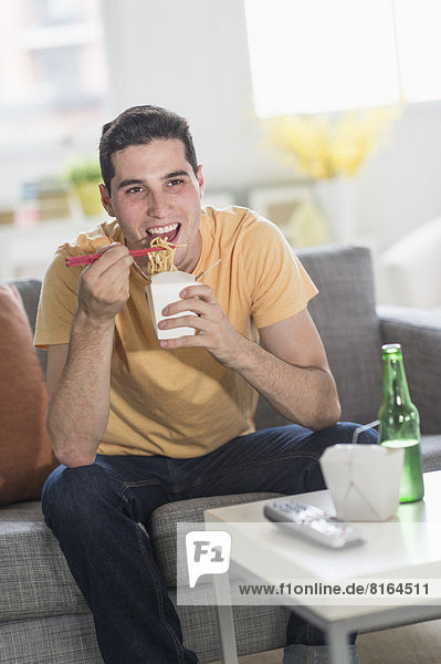 Mann  sehen  Fernsehen  Gericht  Mahlzeit  ausführen  essen  essend  isst