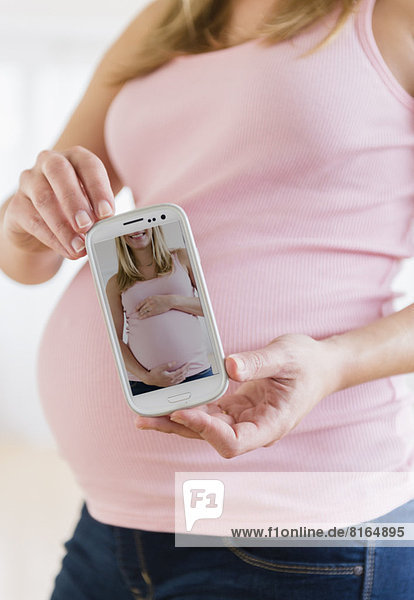 Anschnitt  Frau  Handy  Telefon  halten  Schwangerschaft  Mittelpunkt