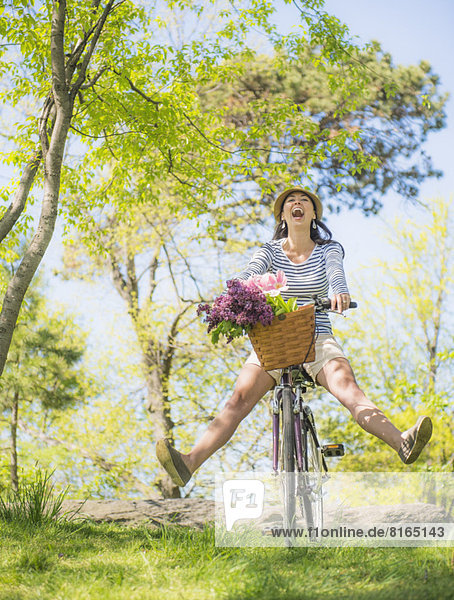 Frau  fahren  Mittelpunkt  Fahrrad  Rad  Erwachsener