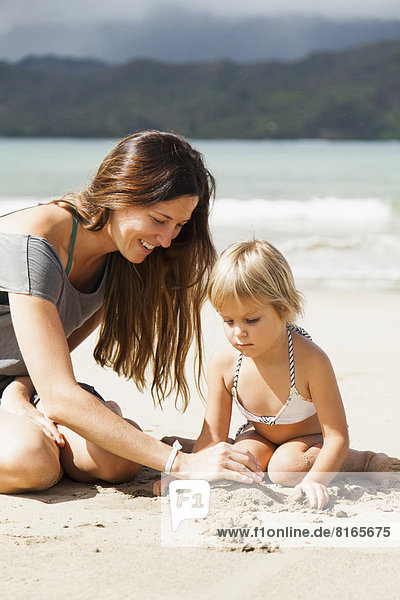 Spiel  Strand  Tochter  2-3 Jahre  2 bis 3 Jahre  Mutter - Mensch