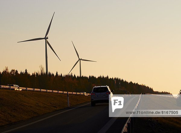 Windturbine Windrad Windräder Abend Beleuchtung Licht Autobahn