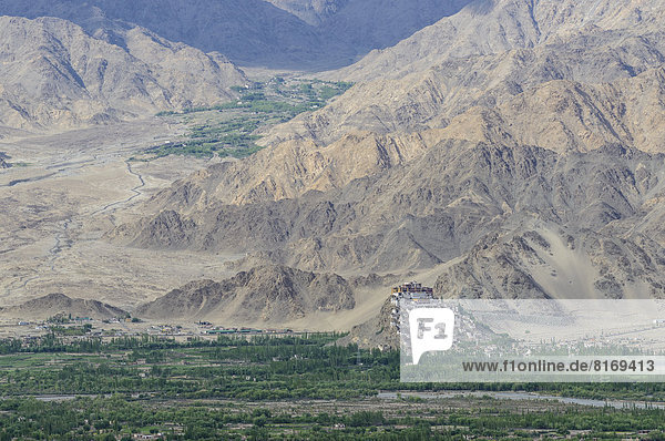 Kloster Thiksey Gompa über das Indus-Tal gesehen  hinten Berge
