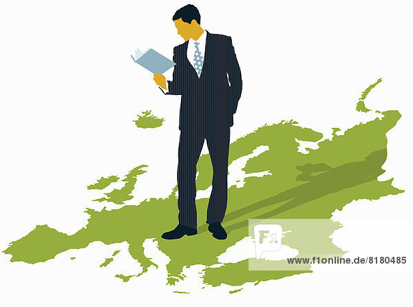 Lesender Geschäftsmann steht auf Europakarte