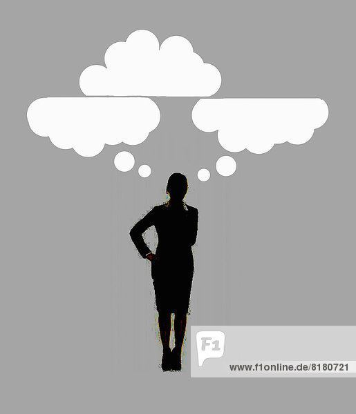 Wolken-Gedankenblasen über nachdenklicher Geschäftsfrau