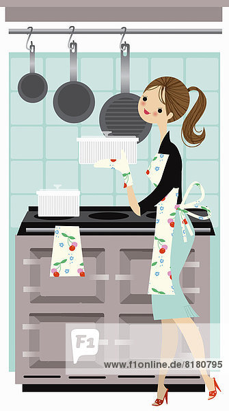 Hausfrau trägt eine Auflaufform in der Küche