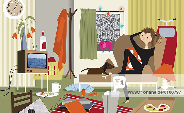 Frau und Hund schauen Fernsehen in unordentlichem Wohnzimmer