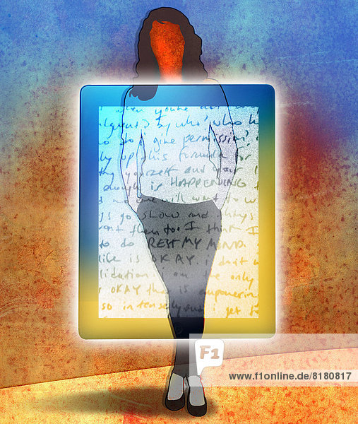 Frau steht hinter durchsichtigem Tablet-PC mit handgeschriebenem Text