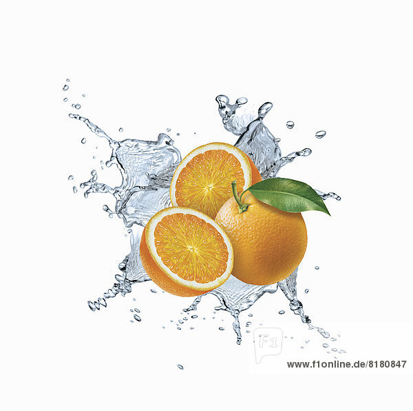 Wasserspritzer um Apfelsinen