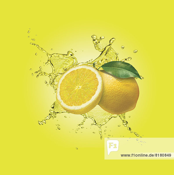 Wasserspritzer um Zitronen