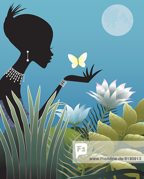 Silhouette einer Frau mit Schmetterling in nächtlicher Wiese