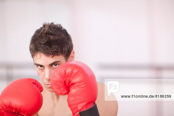 Portrait eines jungen Mannes in Boxhandschuhen