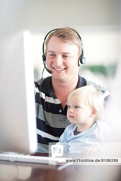 Vater mit Baby-Boy am Computer
